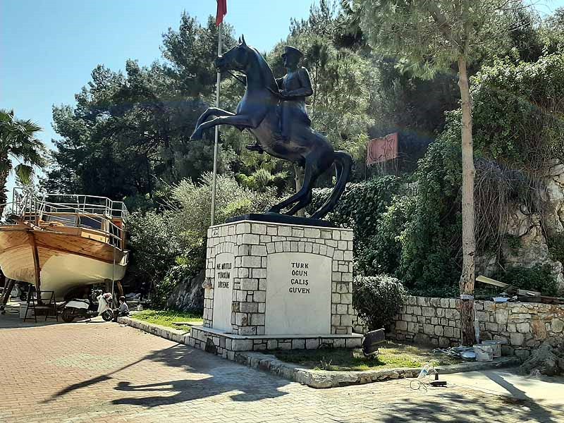 Atatürk statue after its refurbishment